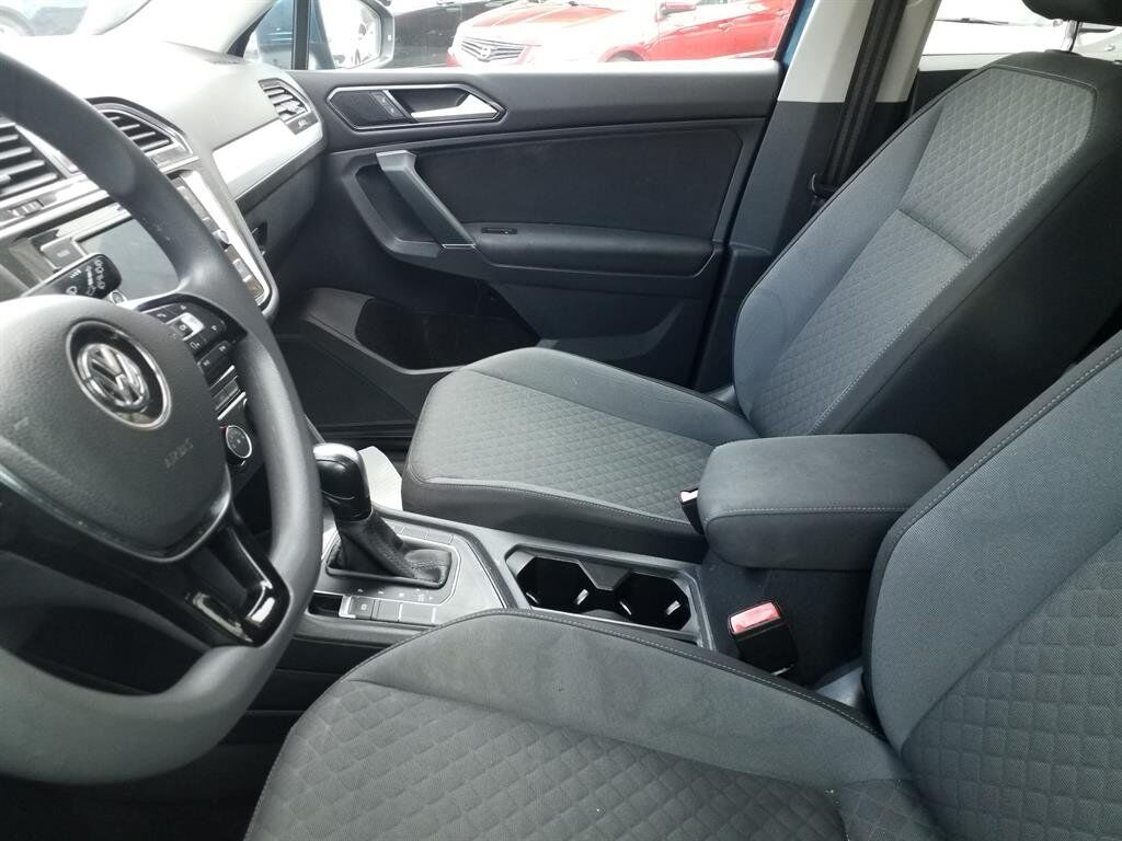 3VV1B7AX2JM044262-5s