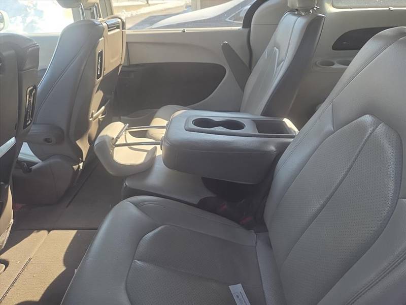 2C4RC1EG9JR131252-5s