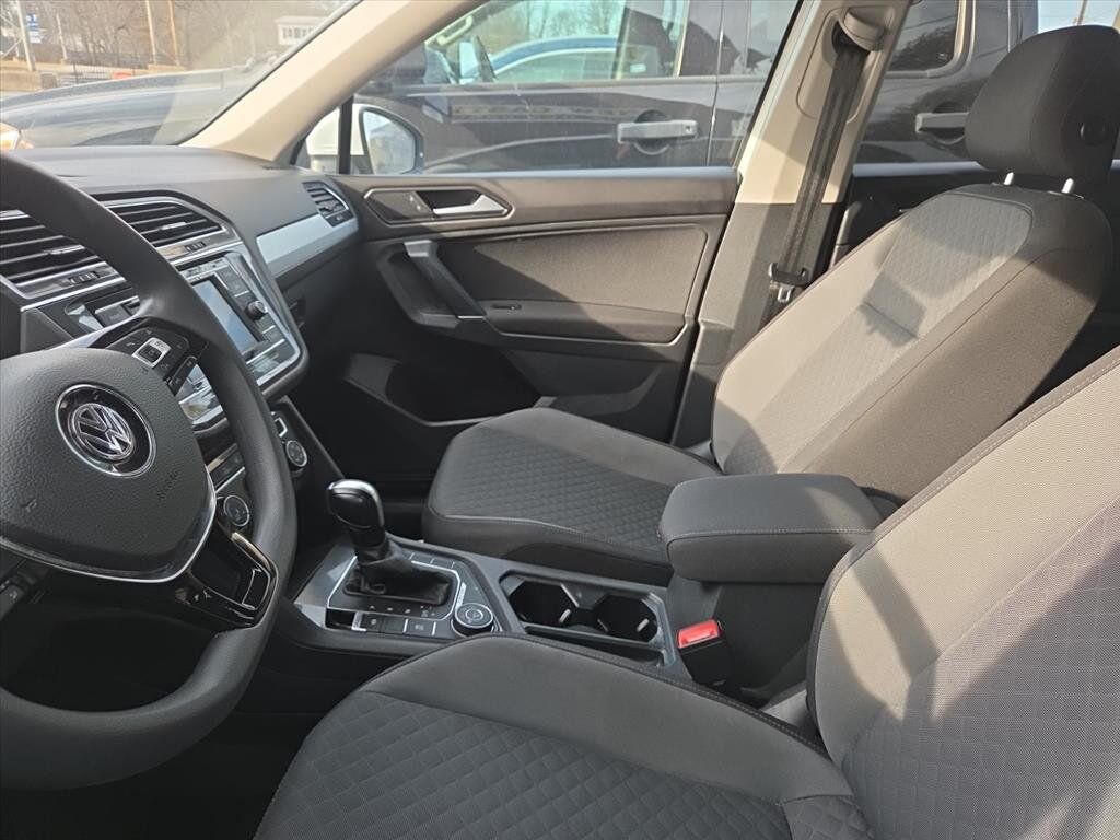 3VV0B7AX7JM132459-5s